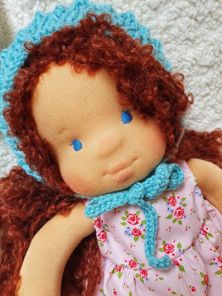 Stoffpuppe Waldorf-Art Mädchen mit Kleidung, Schuhen und Mütze blau