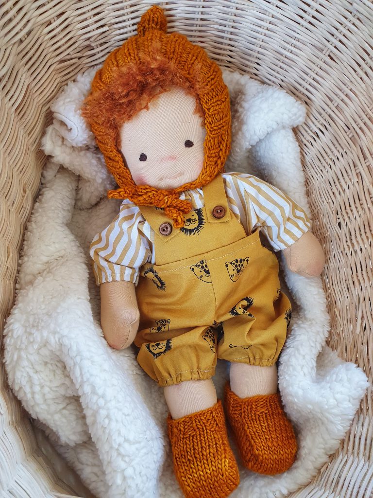 Stoffpuppe Waldorf-Art mit Kleidung, Schuhen und Mütze braun