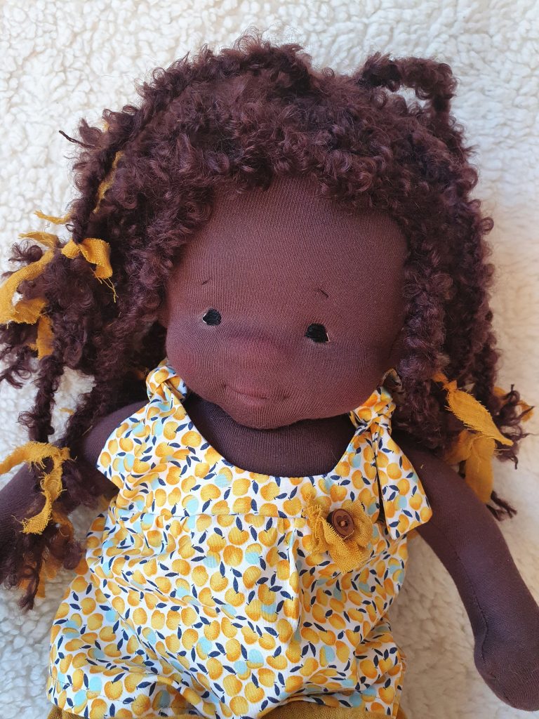 Stoffpuppe farbig Waldorf-Art mit Kleidung, Schuhen Rasta Locken