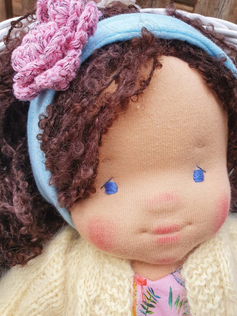 Stoffpuppe Mädchen Waldorf-Art mit Kleidung, Schuhen und braunen Haaren