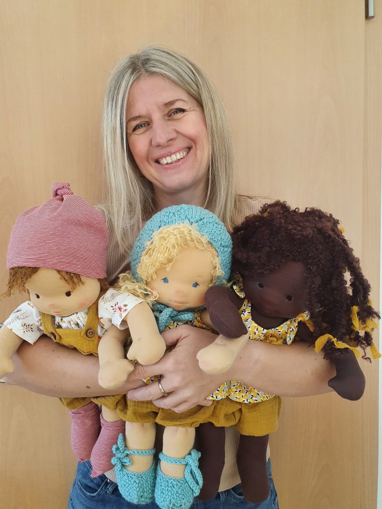 Herstellerin von handgefertigten Stoffpuppen mit hochwertigen Materialien