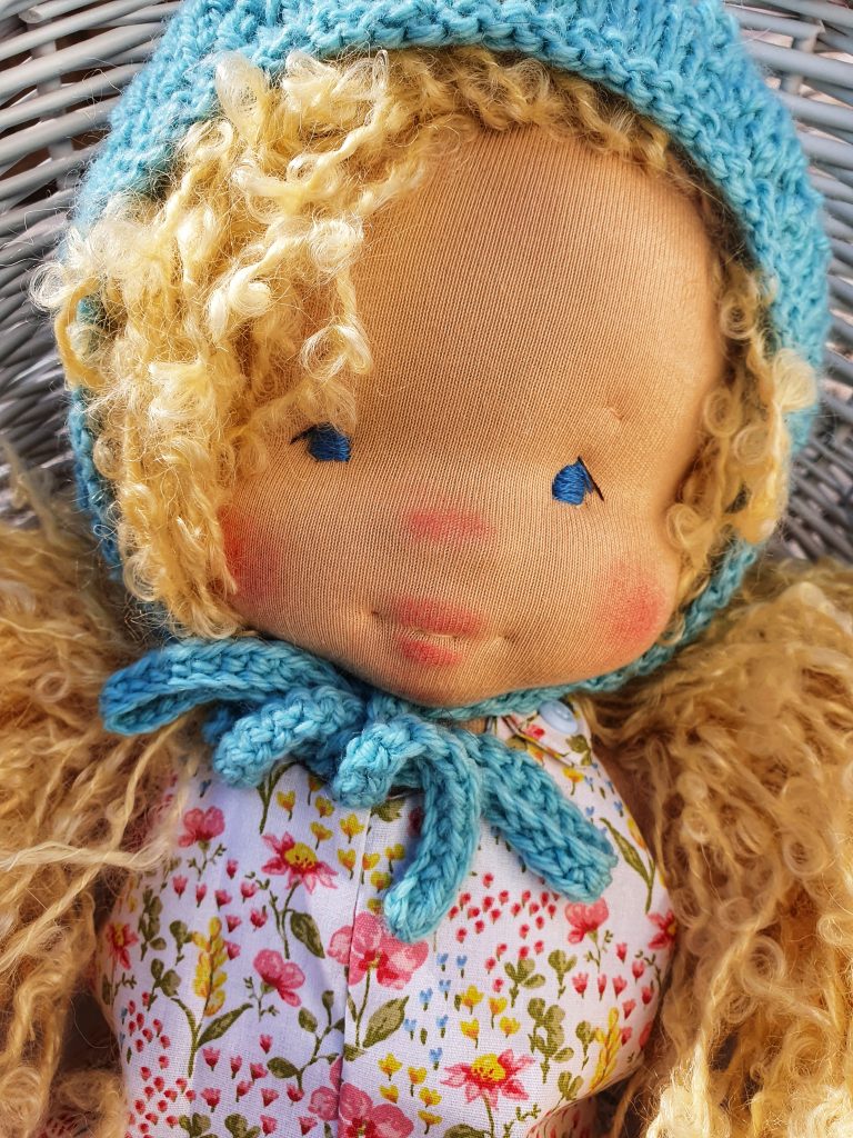 Stoffpuppe Waldorf-Art Mädchen mit Kleidung, Schuhen und blonden Haaren, Mütze blau